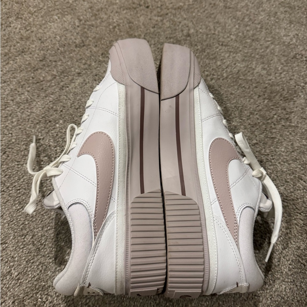 Nike Women's White and Light Mauve Sneakers